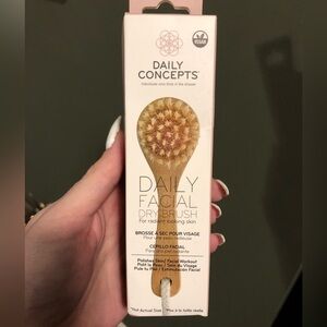 Brand new - Daily Concepts - daily facial dry brush